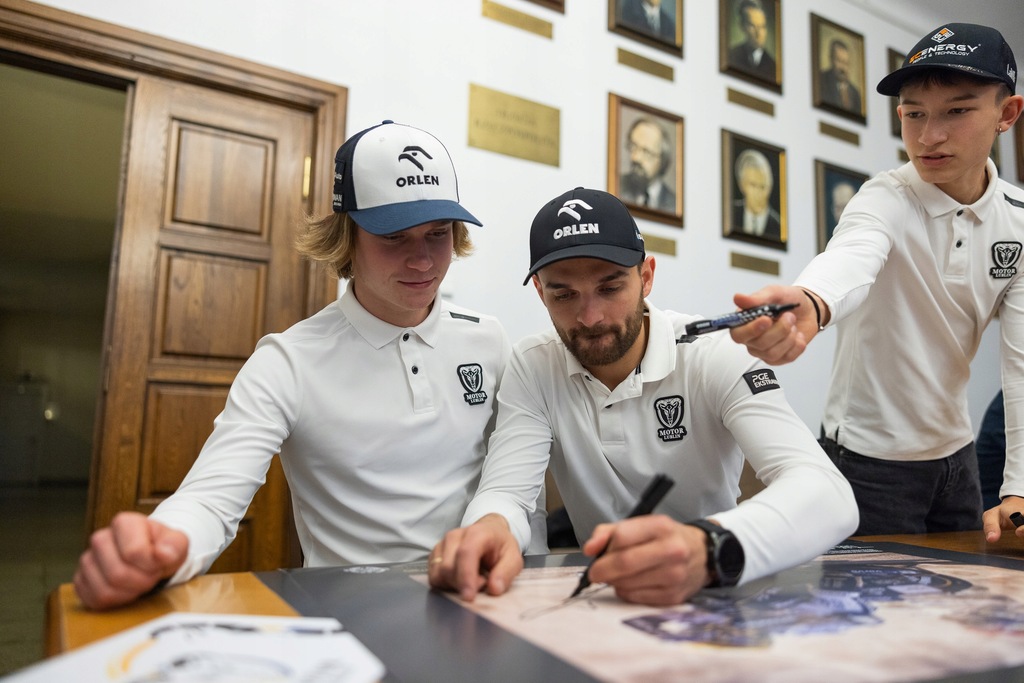 Grupowe zdjęcie zawodników Platinum Motor Lublin z autografami