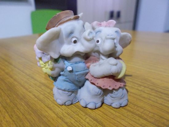 FIGURKI,FIGURKA PORCELANOWA DLA WOŚP SŁONIKI LOVE