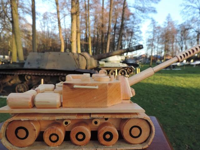 Drewniana statuetka czołgu