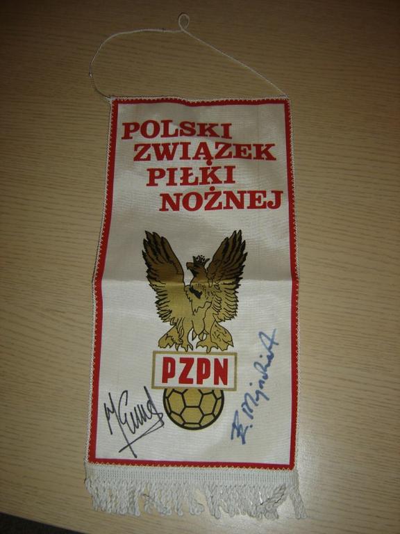 Proporczyk PZPN z podpisem Jerzego Engela
