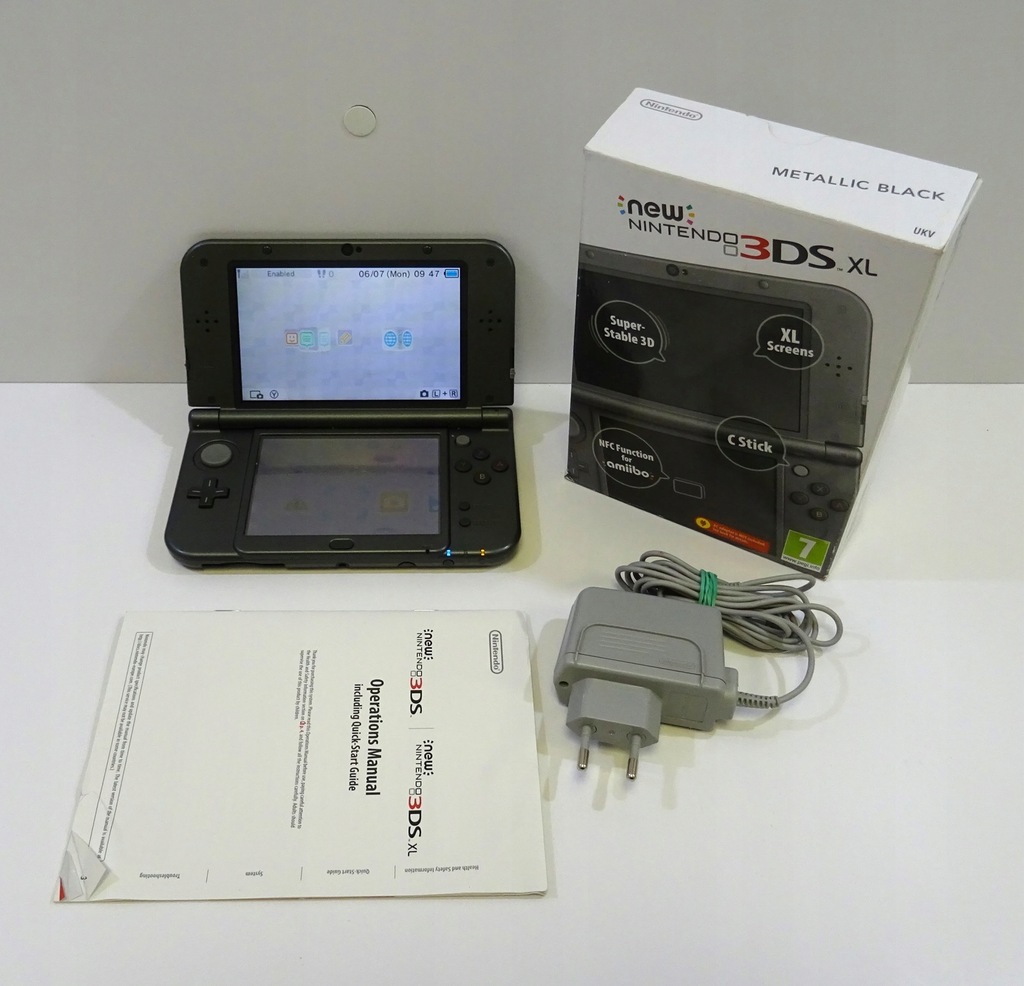 Nintendo 3DS XL z ładowarką i pudełkiem