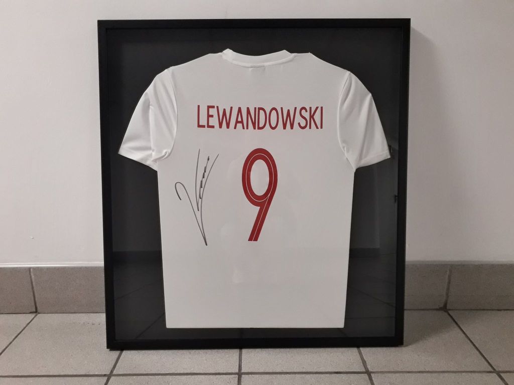 R.Lewandowski - koszulka z autografem w ramie!