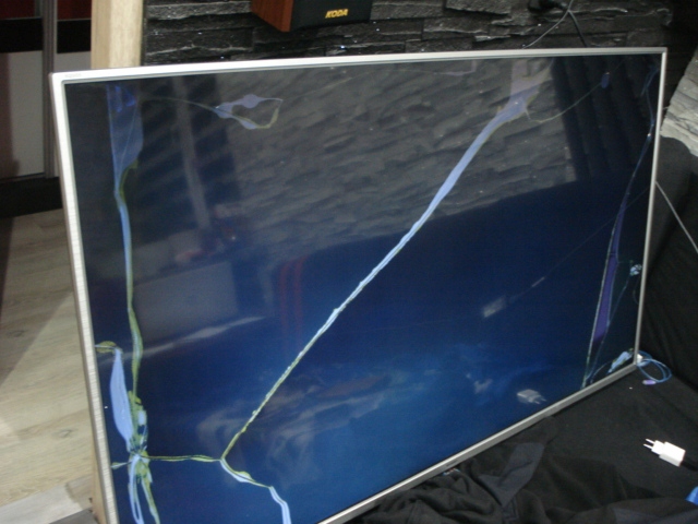 TV Sharp 55cali LC-55CUF8372ES uszkodzona matryca