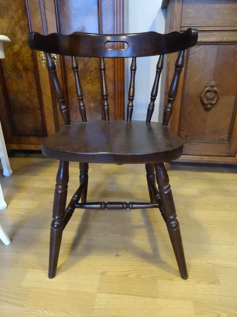 Jedno drewniane krzesło.