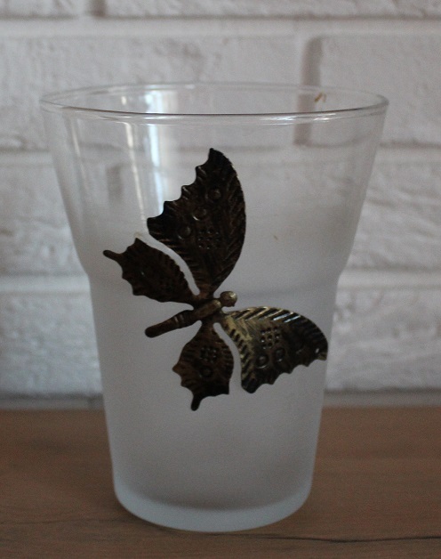 Szklany wazon z motylem