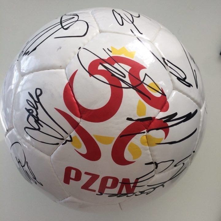 Piłka z podpisami Reprezentacji Polski