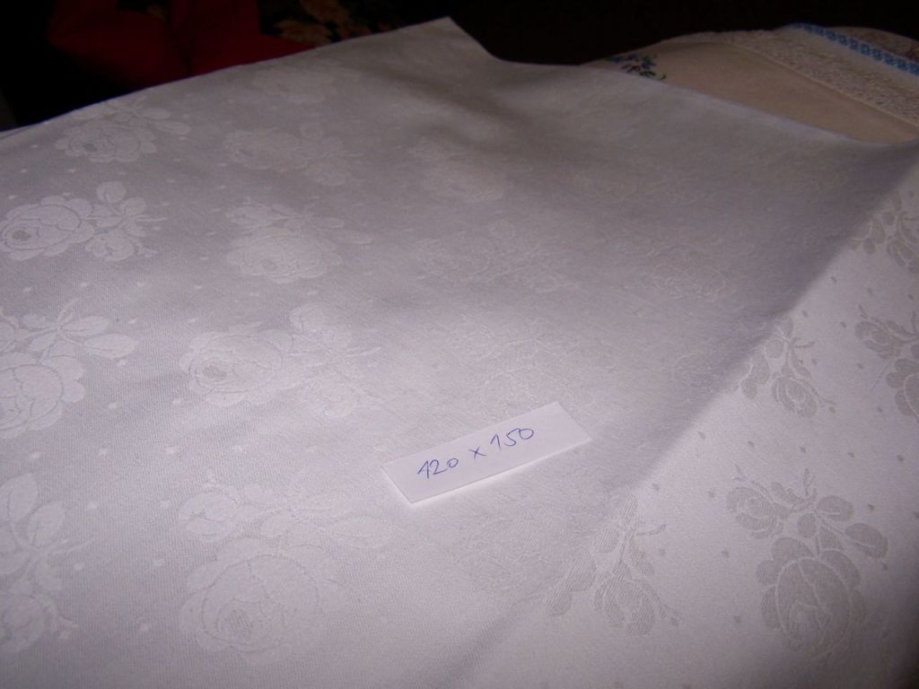 Biały obrus 124x149 cm - dla tradycjonalistów