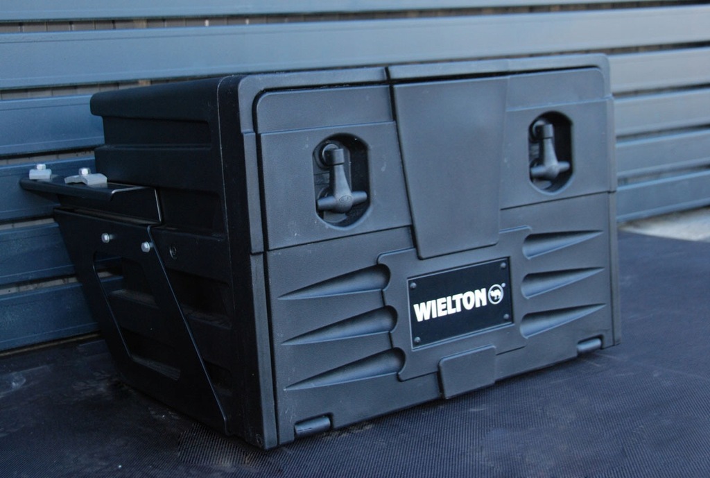 Ящик для инструментов для грузовиков. Ящик инструментальный Wielton NS-3. Ящик инструментальный прицепа 1100. Инструментальный ящик прицеп Велтон. Инструментальный ящик для полуприцепа Wielton.
