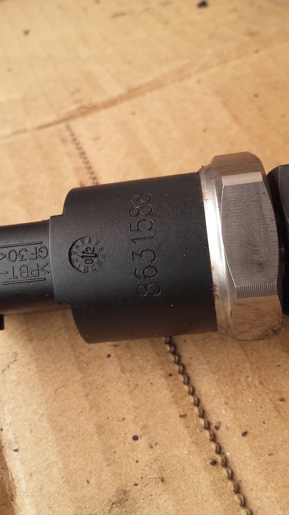 VOLVO S80 2.4 D5 CZUJNIK PALIWA 8631588 s60 v70