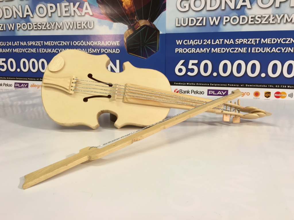 Własnoręcznie wykonane drewniane skrzypce WOŚP