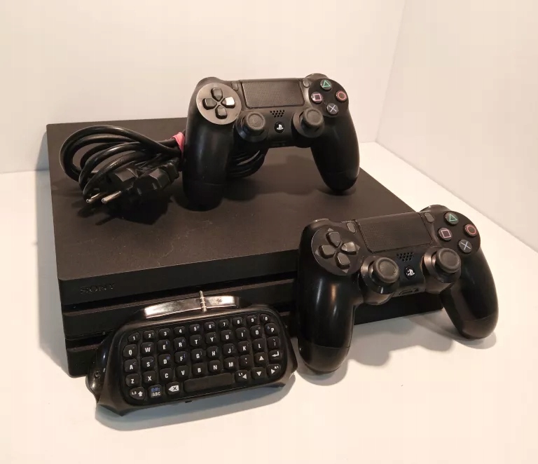 KONSOLA PLAYSTATION 4 PRO 1TB + 2 PADY