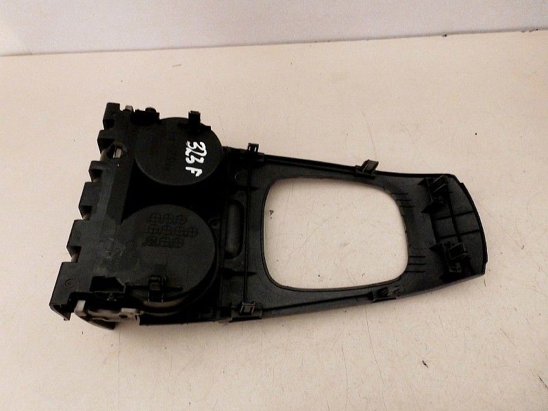 UCHWYT NA KUBKI SCHOWEK TUNEL MAZDA 323 F BJ 7016938121