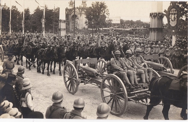 FRANCUSKI DZIAŁON ARTYLERYJSKI NA PARADZIE ZWYCIĘSTWA .. Paryż 1919