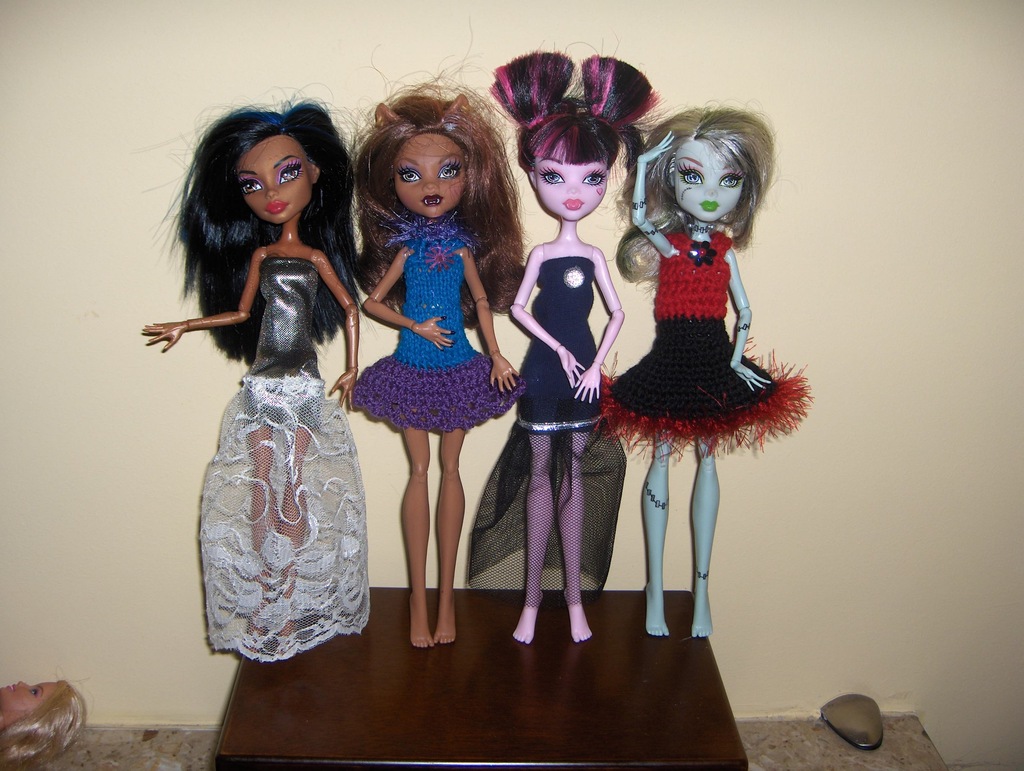 TANIE UBRANKO MONSTER HIGH SUPER ZESTAW dla 4 LAL