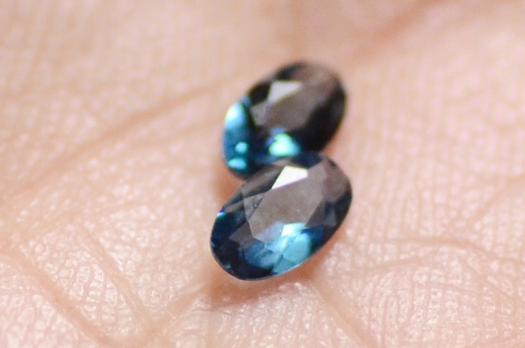 Topazy z Nigerii 2 szt. 0,45 ct szlif owalny