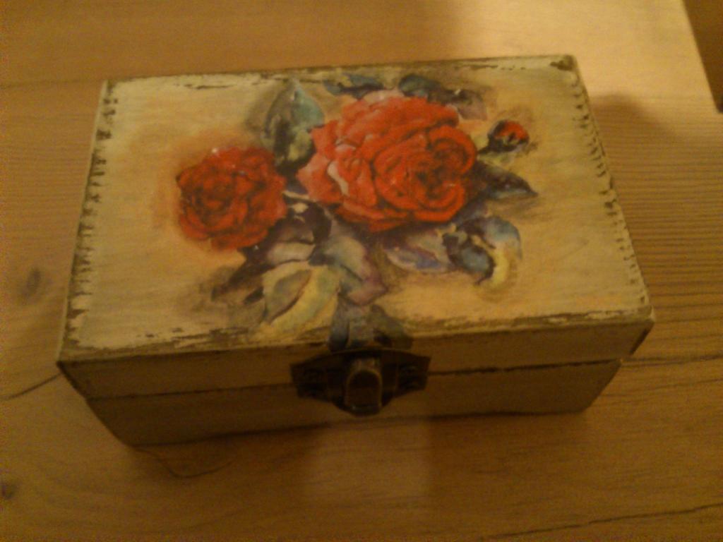 Śliczna szkatułka z różą