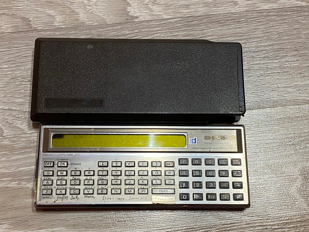 Retro komputer kalkulator Sharp PC-1211 Basic