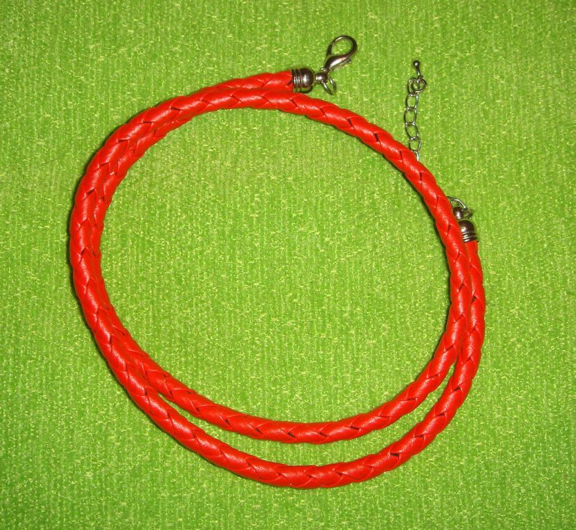 Czerwona bransoletka z plecionego rzemyka