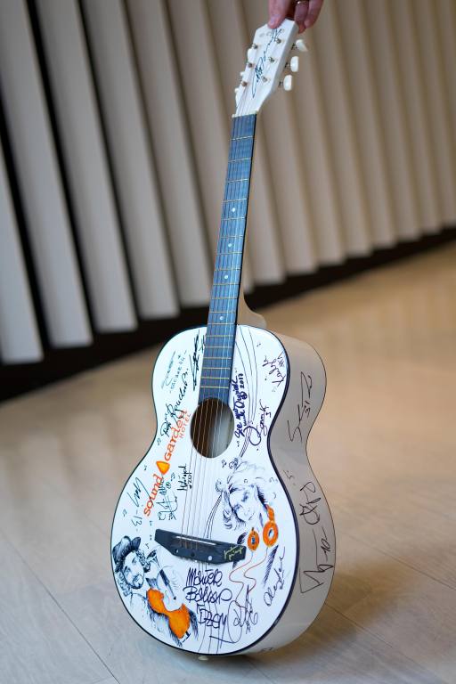 Gitara #SoundTeam z kolekcją autografów Gwiazd!