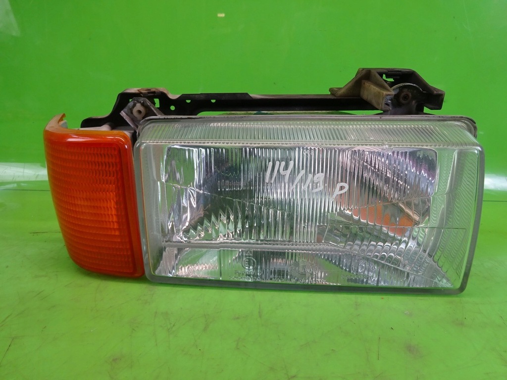 Reflektor prawy lampa przód AUDI 80 B2 1983r