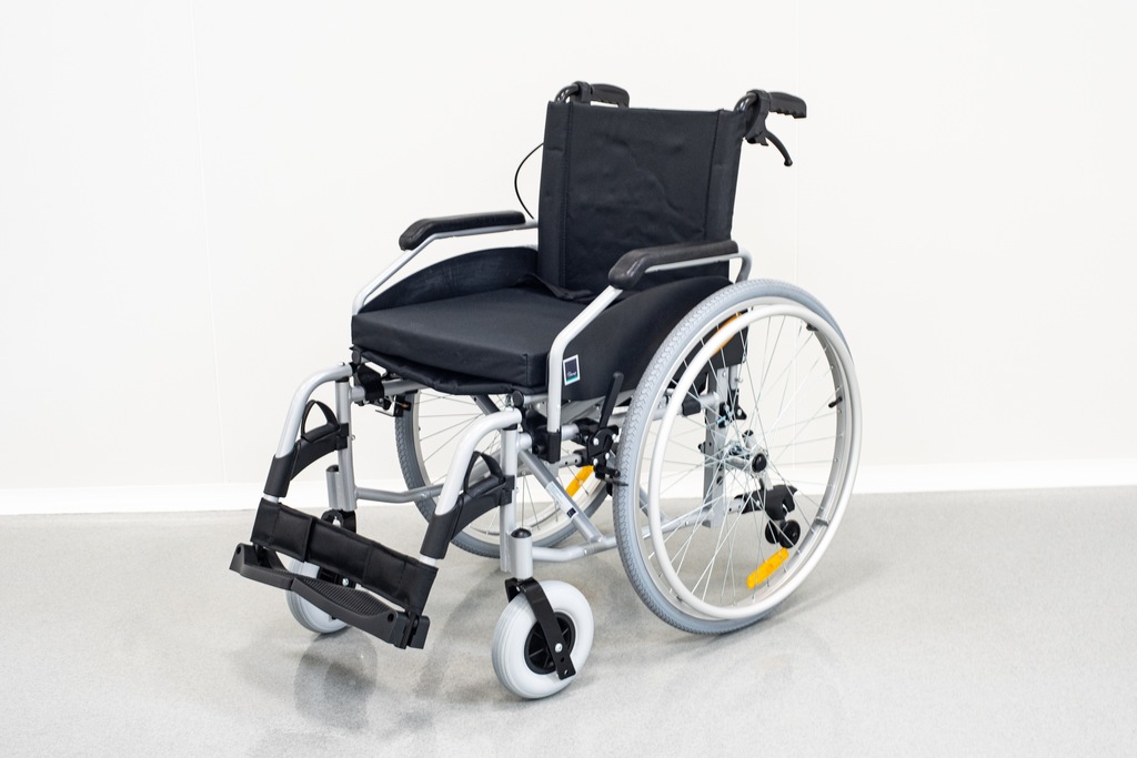 Wózek aluminiowy z hamulcami dla osoby prowadzącej
