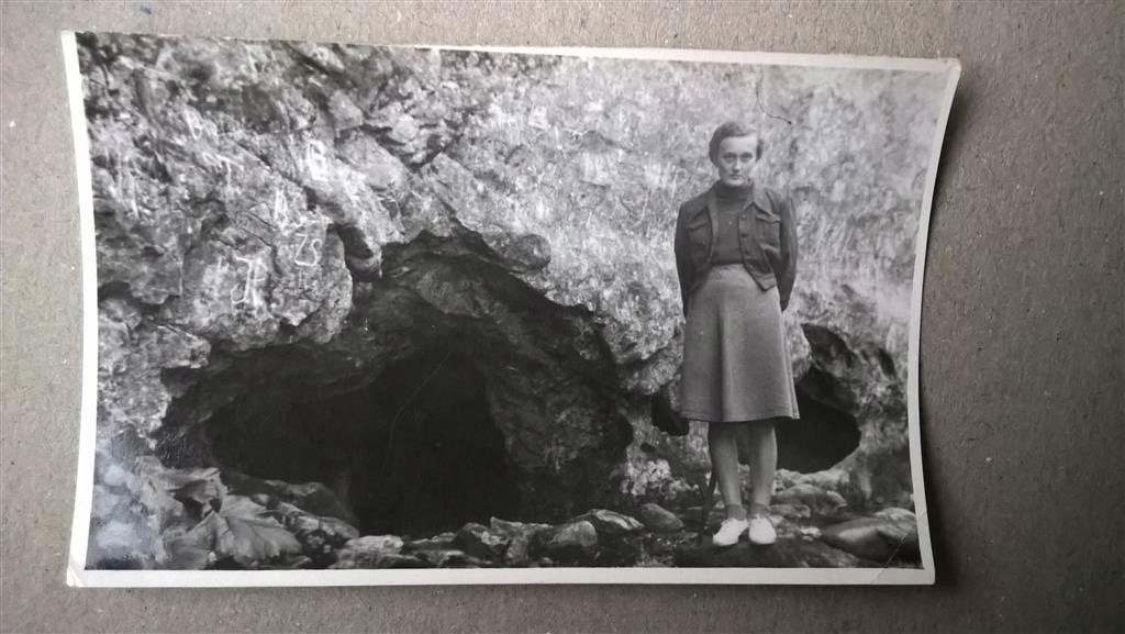 PRL dziewczyna jaskinia 60te (18b)