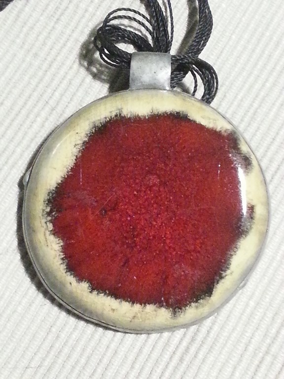 Medalion z ceramiki czerwony