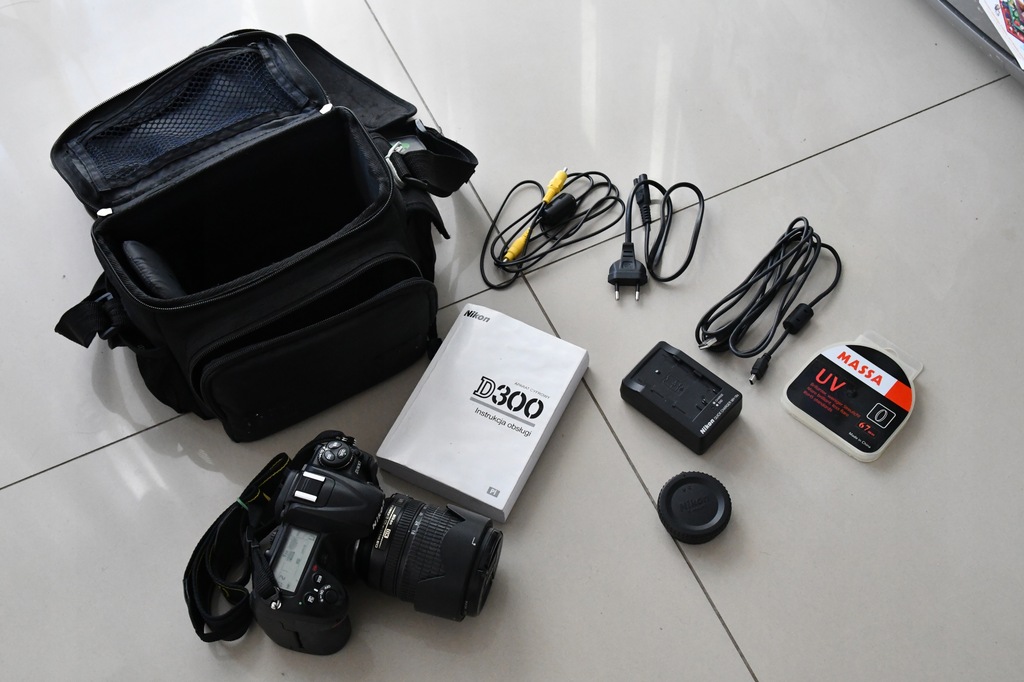 Lustrzanka Nikon D300 korpus + obiektyw 18-105 mm