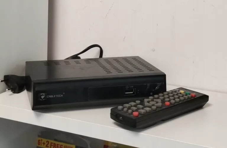 DEKODER DVBT2 CABLETECH URZ0083Q + PILOT