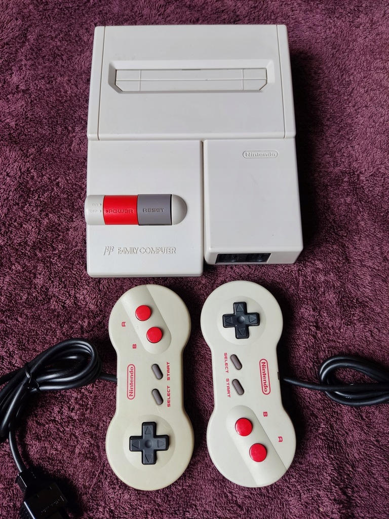 Famicom AV+ 2 kontrolery