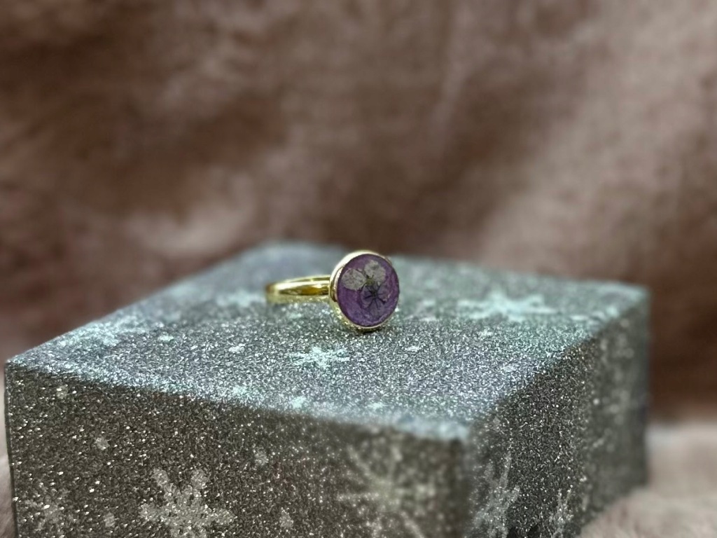 Ręcznie robiony pierścionek z żywicy – unikalna biżuteria