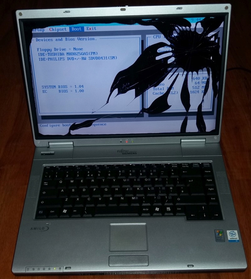 Laptop Fujitsu Siemens Amilo M7310GW - rozbita mat