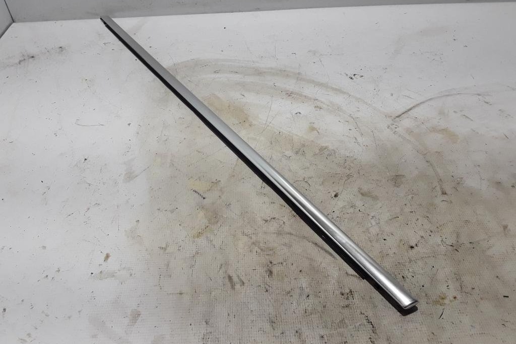 Listwa zgarniająca lewych przednich drzwi VOLVO XC40 (536