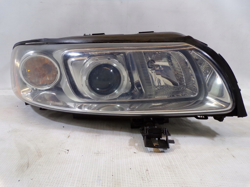 LAMPA PRAWA PRZEDNIA PRZÓD VOLVO S60 I 1 XENON