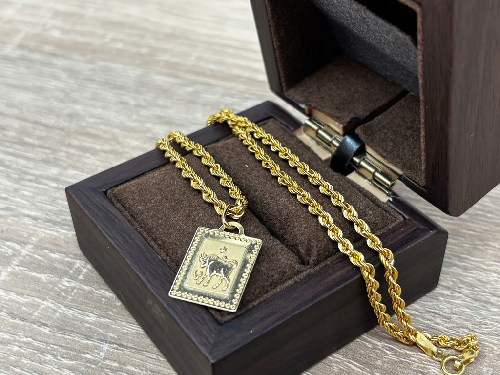 Piękny złoty łańcuszek z zawieszką – próba 585, waga 4,56 g