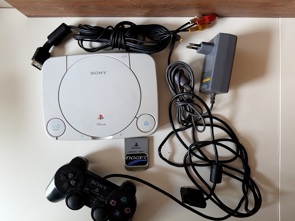 SONY Playstation One komplet + memory card PSX