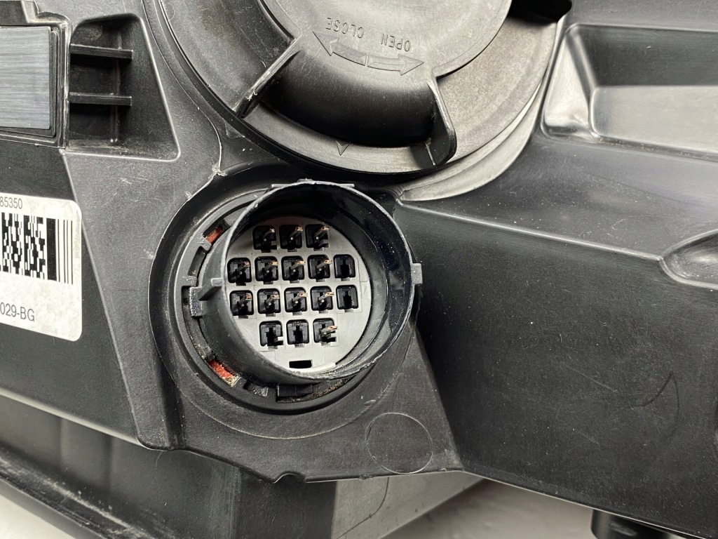 Land Rover Discovery Sport Lampa Prawa przód — zdjęcie 8