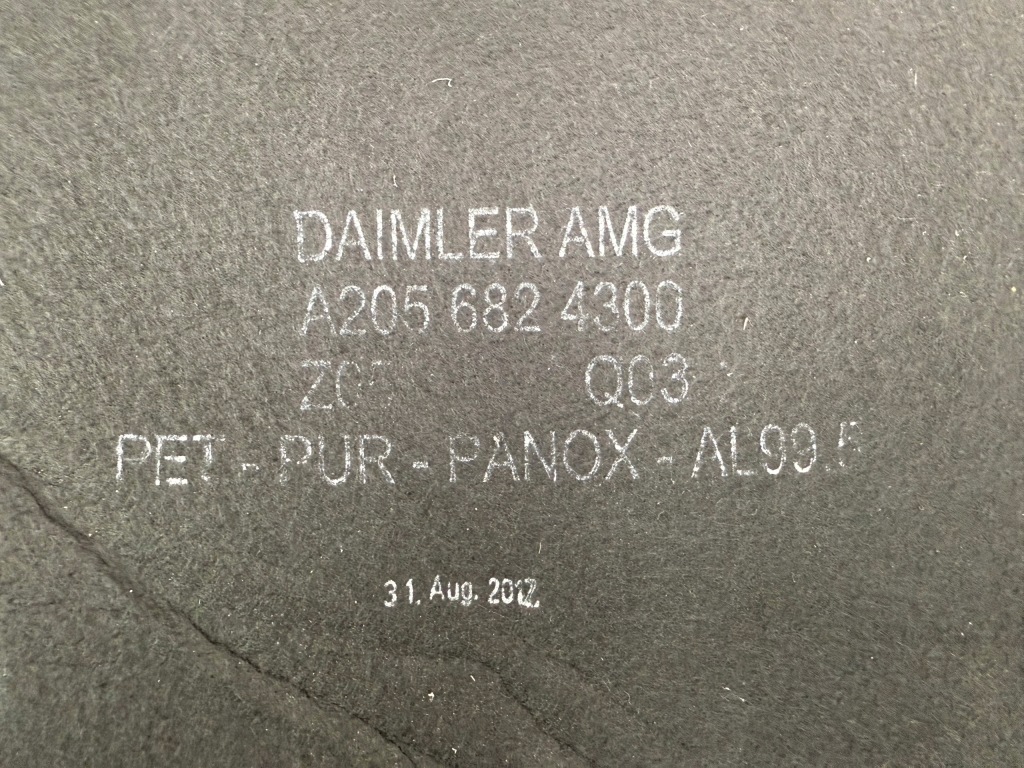 Mercedes W205 C63 AMG Wygłuszenie Maski Pokrywy Silnika OE A2056824300 — zdjęcie 3