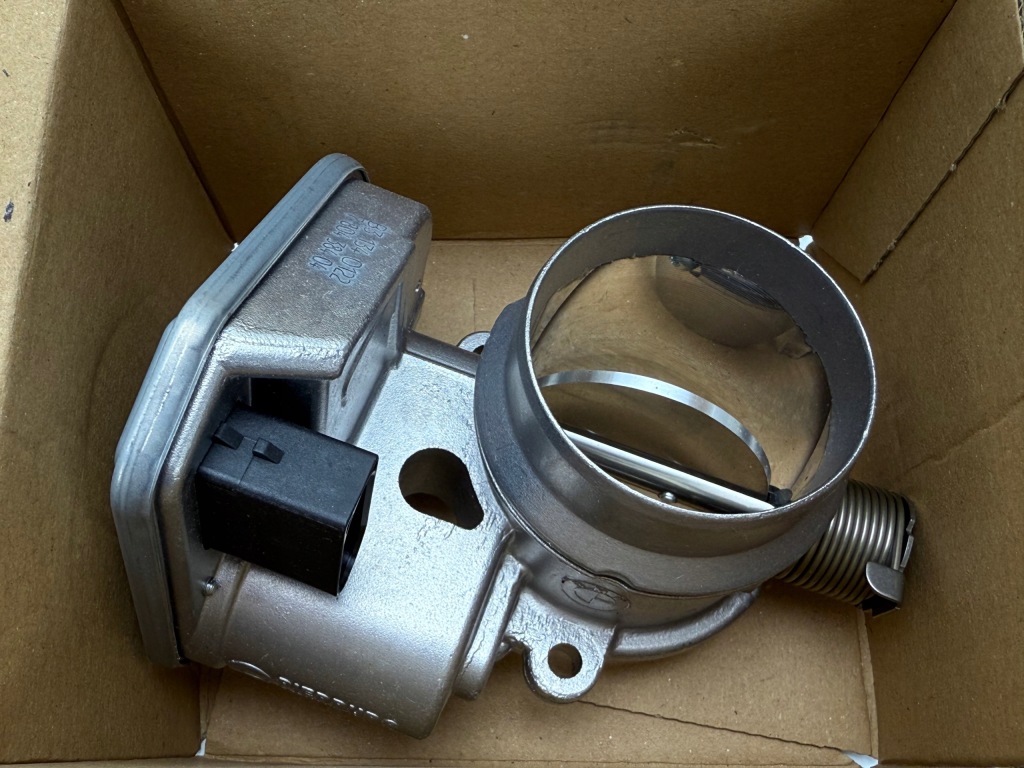 BMW E60 E90 E83 E70 E90 E91 E92 E93 Przepustnica nowa 11717804384 7804384 — zdjęcie 5