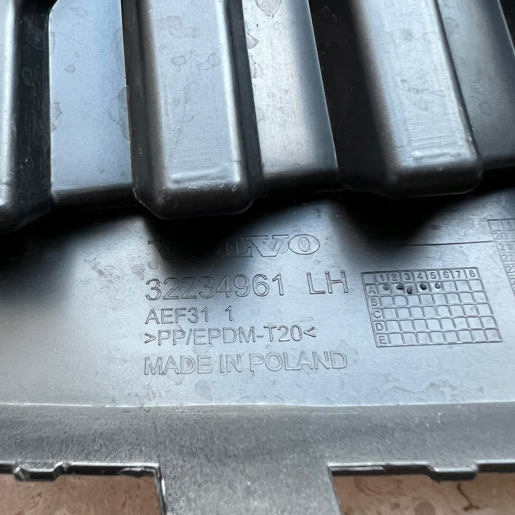 Order an Volvo xc60 ii lift 2021-2025 r-design grate atrapa