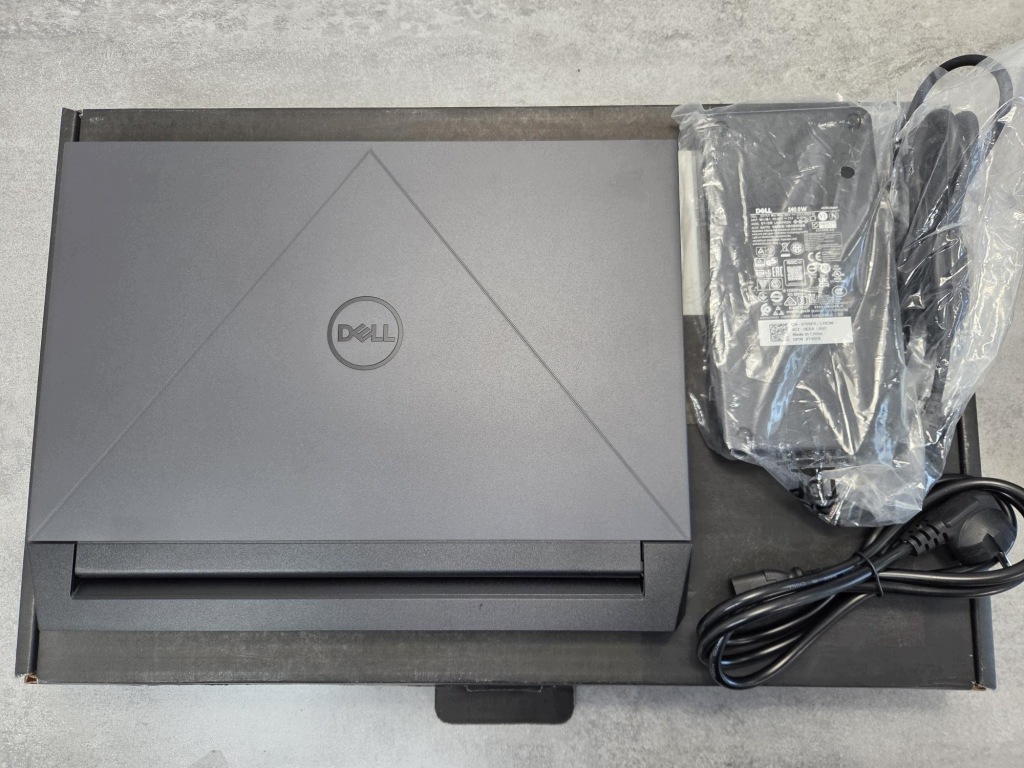 Laptop Dell Gaming G15 5535 Ryzen 5 7640HS 16GB 512 Win11 RTX 3050 120Hz