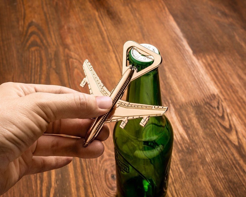Звук открытия бутылки. Открывашка для бутылок. Самолетик в бутылке. Открывалка для бутылок из дерево.