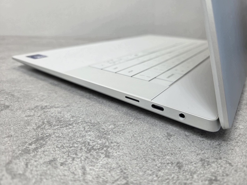 DELL XPS 16 Premium DA16250 Ultra 9-285H 64GB 2TB RTX 5070 OLED Touch Win11