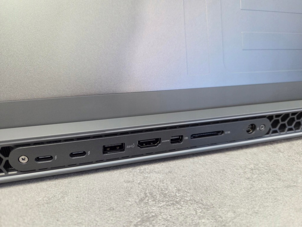 Alienware m18 R2 i9-14900HX 64GB 2TB SSD RTX 4080 QHD+ 165Hz Win11