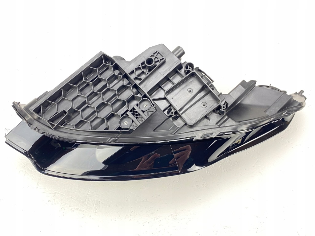 Land Rover Discovery Sport Lampa Prawa przód — zdjęcie 6
