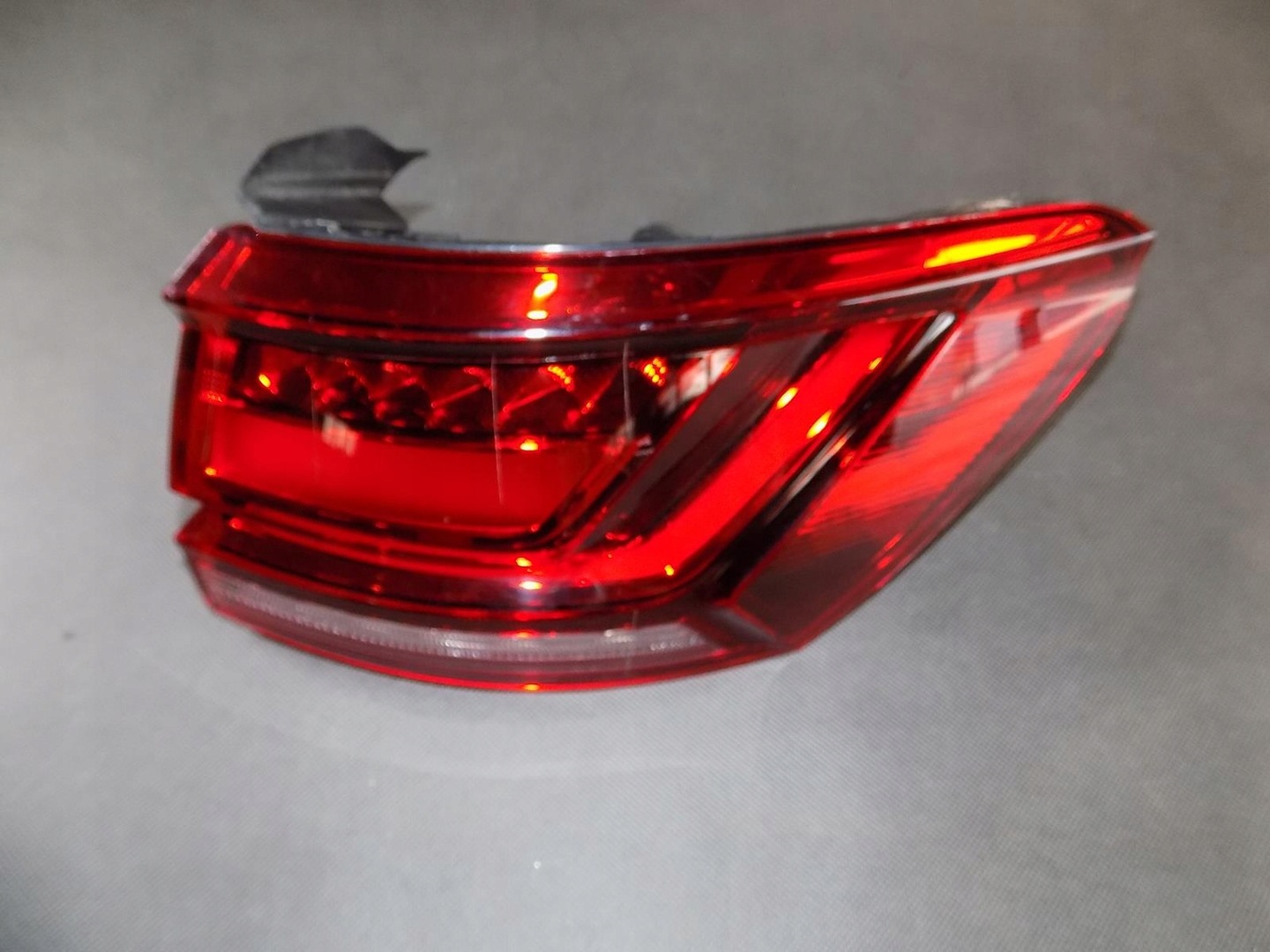 VW TOUAREG III LAMP RIGHT REAR 760945096