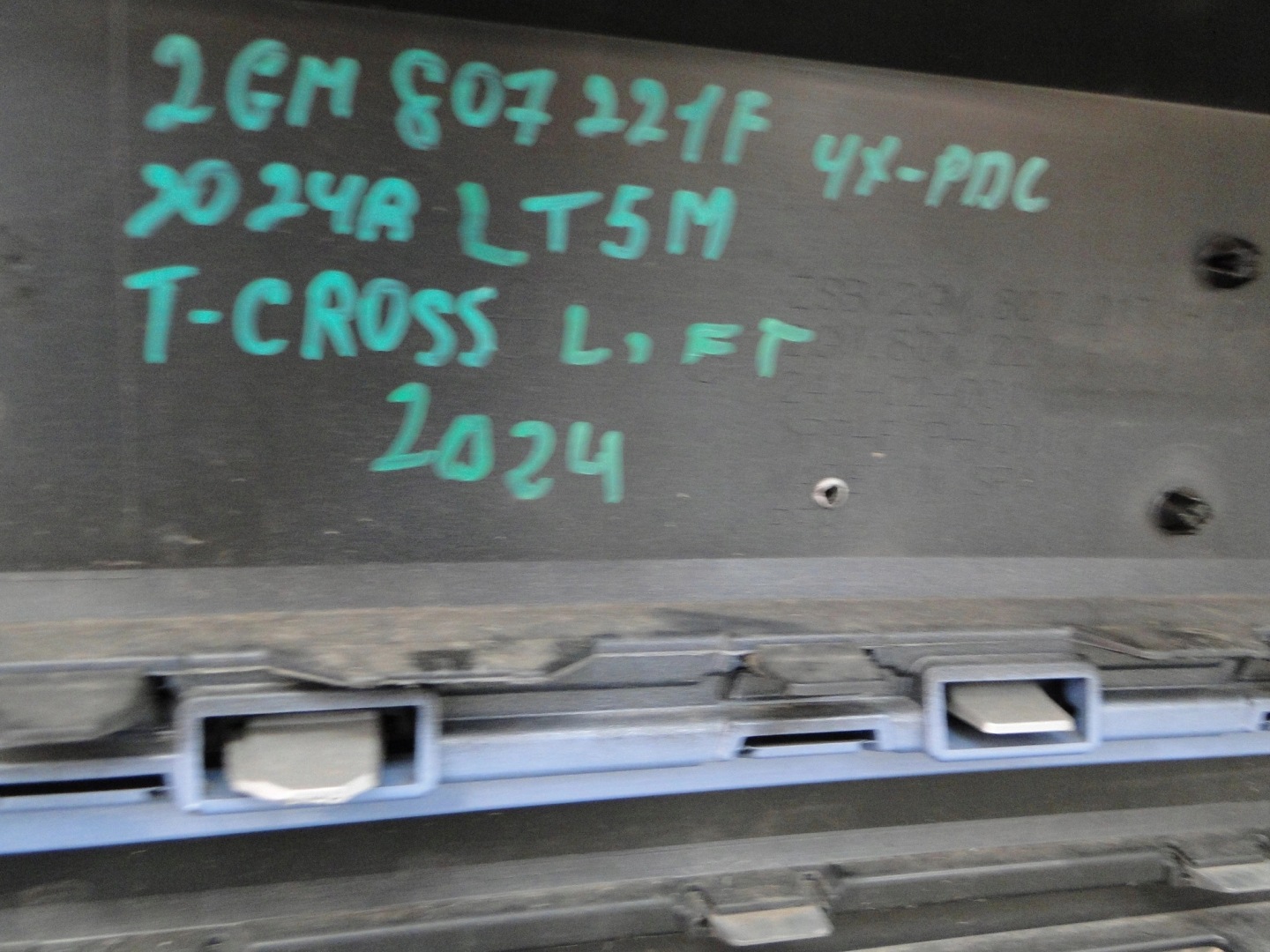Бампер передній vw t-cross 2gm рестайл 4xpdc lt5m 2024 2gm807221f з шроту