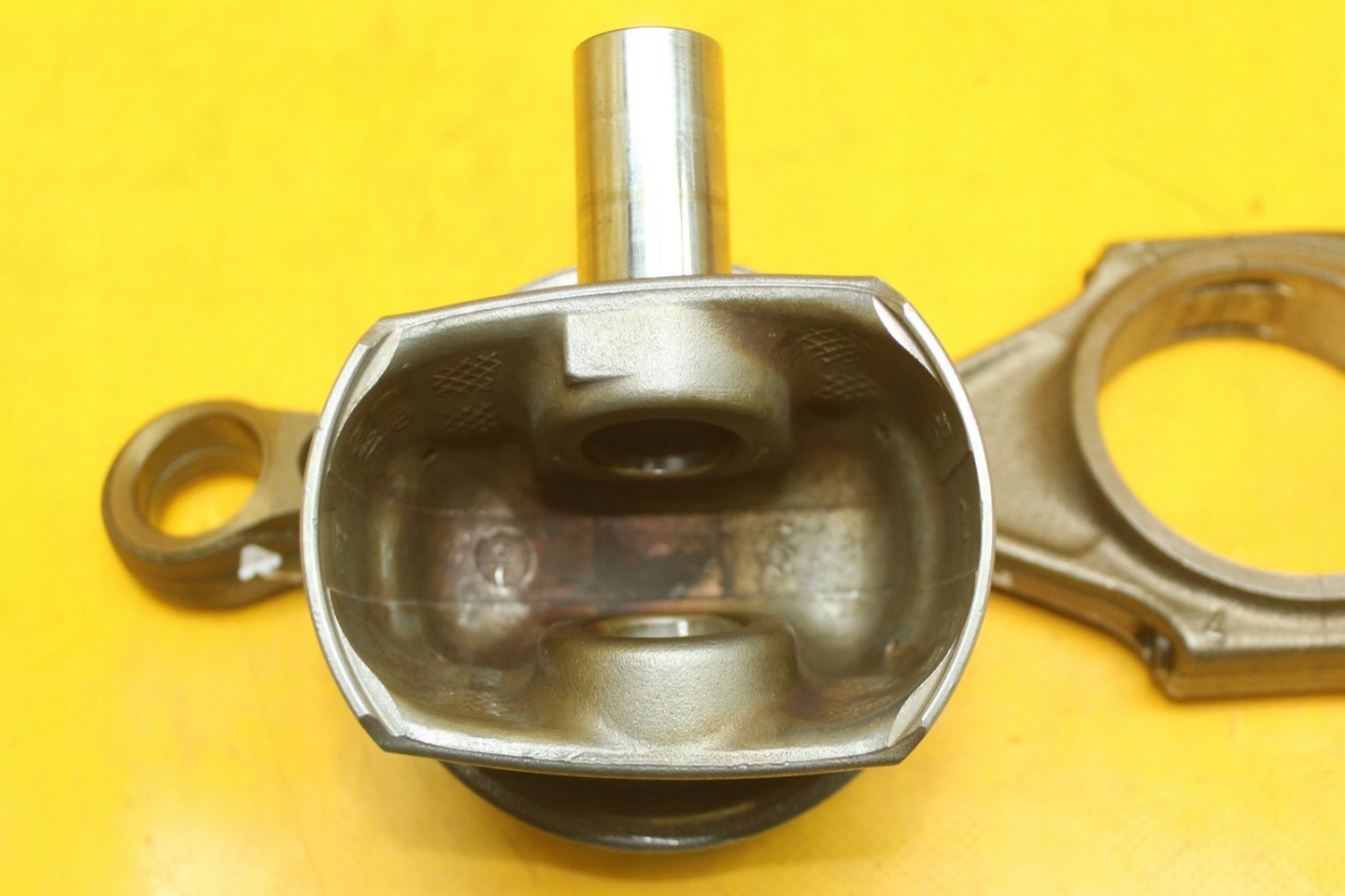 Поршень шатун шатун  audi a6 c6 a4 b7 a8 d3 2.4 b bdw 81l109 06eb дешевле