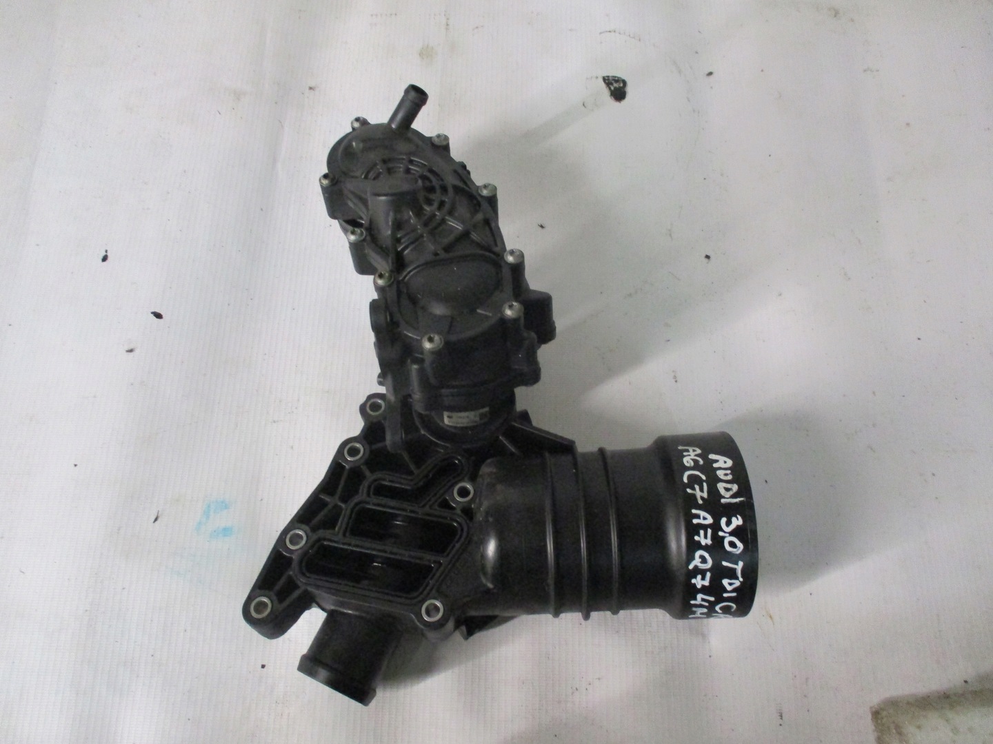 THERMOSTAT HOUSING VW AUDI A6 C7 , A7 , Q7 3 , 0 TDI