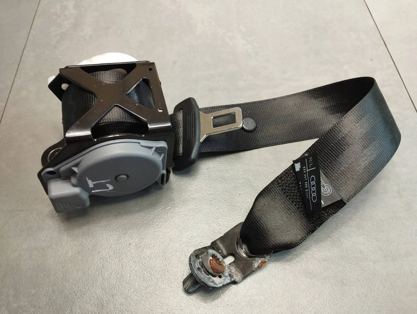 Audi A1 8X SEAT BELT LEFT REAR 8X0857805D